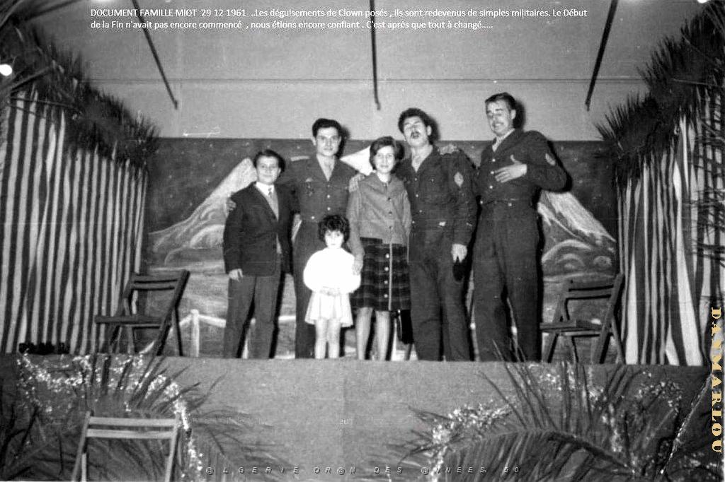 ORAN CERCLE MILITAIRE FIN D'ANNEE 61 Nous sommes avec les trois militaires du spectacle de clown 3.jpg